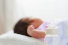 Un băiețel de doar patru zile a murit sufocat, după ce mama a adormit în timp ce îl hrănea. Ploaie de lacrimi pentru copilul din Anglia