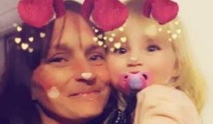 O mamă a cinci copii a căzut secerată pe marginea drumului în timp ce îi ducea la școală