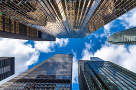 Momentul cutremurător în care un muncitor se agaţă disperat de cablul unei macarale, la sute de metri înălţime