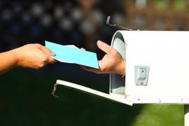 Cel mai îndrăgit poştaş din Franţa livrează corespondenţa cu barca: "Ne bucurăm mereu să-l vedem"