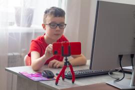 (P) 4 lucruri pe care trebuie să le faci după ce i-ai cumpărat copilului primul smartphone