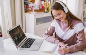 Elevi olimpici, voluntari în cadrul Taberei "Împreună pentru educație", își ajută colegii