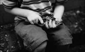 Fata a fost găsită de familia ei moartă, pe terasa casei, cu răni cauzate de împușcături,