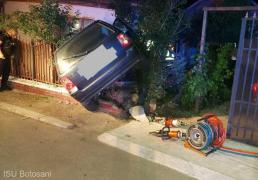 Un şofer băut din Botoşani a intrat cu maşina într-o casă, după ce a rupt un gard