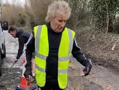 Sir Rod Stewart s-a apucat să-şi asfalteze drumul din apropierea casei: "Ferrari-ul meu nu poate trece prin gropile astea!"