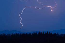 Doi adolescenţi, loviţi de fulger în zona Pasul Vâlcan. Tinerii făceau parte dintr-un grup mare de turişti