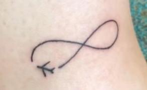 Tatuaj - "suvenir" din Thailanda. Iniţial, desenul arăta aşa