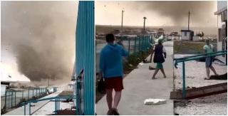 Tornadă înspăimântătoare filmată la țărmul Mării Negre. Vârtejul a lovit cu putere un sat din Crimeea