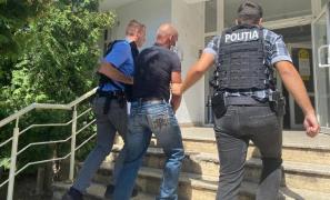 Bestie cu chip de om. A omorât un câine şi l-a aruncat pe copertina unei clădiri dintr-o staţie CFR. Ce riscă bărbatul din Hunedoara