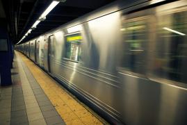 Sancţiune în premieră pentru un bărbat care a atacat un angajat de la metrou în New York