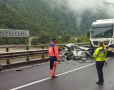 Tragedie pe DN7, în Sibiu: Un copil de un an şi doi adulţi au murit, după ce maşina în care se aflau a intrat într-un TIR. Din autoturism nu a rămas mai nimic