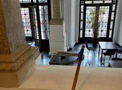 Un copil de 7 ani a fost rănit în sediul Primăriei Capitalei, după ce o statuetă a căzut pe el