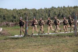 Unii combatanți apelează la rude, colegi sau campanii internaționale pentru a face rost de echipamentul necesar.