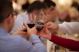 Scandal la un botez din Giurgiu, din cauza melodiei cântate de un invitat. Un minor l-a înjunghiat pe bărbatul care i-a atacat tatăl