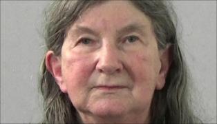 Pensionara din Anglia a fugit de la locul crimei și-a lăsat fiica să descopere cadavrul tatălui său