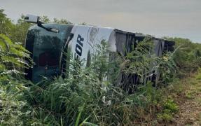 Autocar răsturnat pe A1