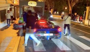 Un valet a lovit un Ferrari, chiar în faţa proprietarului