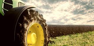 Un băieţel de trei ani a murit zdrobit sub tractorul condus de tatăl său, în Franţa. Bărbatul nu a mai putut evita tragedia