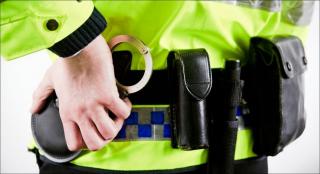 suspecţiu sunt acuzaţi că prin constrângere şi ameninţare a victimei