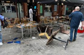 Un şofer a intrat cu duba într-o terasă din Bruxelles, apoi s-a făcut nevăzut. Accidentul soldat cu 6 răniţi, filmat pe camere