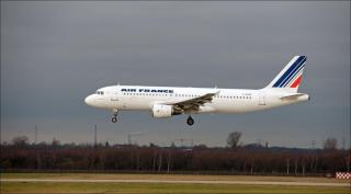 Un al treilea membru al echipajului a fost nevoit să stea lângă ei, pe toată durata zborului