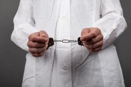 Un medic din Sibiu, reținut după ce a cerut alcool, mâncare și o șpagă de 1.100 lei