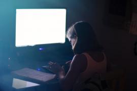 O fetiță din Iași, păcălită de un bărbat să îi trimită imagini indecente pe o rețea de socializare