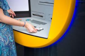 O femeie din Australia s-a trezit cu 10,5 milioane de dolari în cont, deşi trebuia să primească 100. Firma şi-a dat seama după 7 luni