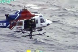Un marinar a supraviețuit 16 ore în interiorul unei bărci răsturnate. Marea era prea agitată ca paza de coastă să intervină