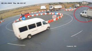 Accident grav filmat în sensul giratoriu din Lețcani. Opt oameni au ajuns la spital, după ce un microbuz plin cu pasageri a spulberat o camionetă