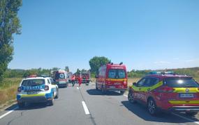 Un copil a murit şi alţi doi sunt răniţi după ce au fost proiectaţi pe şosea. Maşina în care se aflau s-a răsturnat, în Bihor