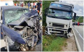 Impact violent între două autoturisme şi un TIR