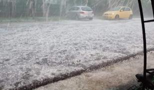 Meteo: Coduri galben și portocaliu de ploi și vijelii în jumătate de țară. În câteva ore, va ploua cât pentru întreaga lună