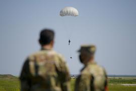 MApN face angajări: Se caută 60 de paraşutişti. Ce condiţii trebuie să îndeplinească cei dornici de o carieră militară
