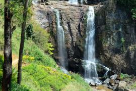 Turiştii vizitau o cascadă din India