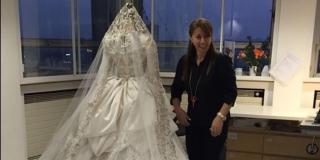 O româncă din Bacău, printre croitoresele de lux ale Reginei Elisabeta a II-a. "Eram verificată de fiecare dată când intrăm în palat"