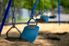 Un copil de 2 ani a ajuns la spital, după ce o șoferiță a încurcat pedalele și a intrat într-un loc de joacă din Sectorul 4 al Capitalei