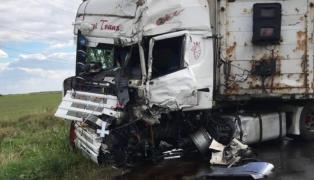 Un TIR care transporta substanţe periculoase, implicat într-un accident în Dâmboviţa