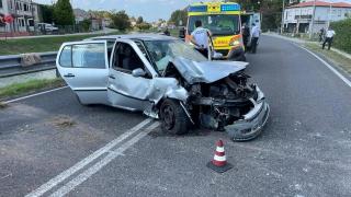 Fetiță româncă aruncată din mașină pe asfalt, după un accident în Italia. Mama copilei a pierdut controlul volanului și s-a izbit cu mașina de un stâlp