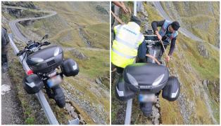 Motocicletă rămasă agăţată de un parapet pe Transfăgărăşan
