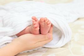 Copilă de două luni, găsită moartă dimineaţa lângă mama sa. „A început să-i curgă sânge din nas și asta a fost”