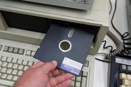 Japonia a "declarat război" tehnolgiilor învechite din administrație. Birocrații nu vor mai folosi dischete sau faxul