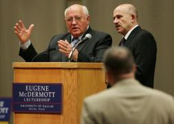 Mihail Gorbaciov și interpretul său, Pavel Palazhchenko.