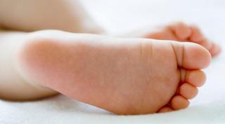 Femeia a lăsat copilul nesupravegeat, cât timp ea se machia