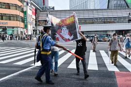 Un japonez de 70 de ani şi-a dat foc, într-un aparent protest faţă de funeraliile de stat ale fostului premier. Un poliţist a fost rănit