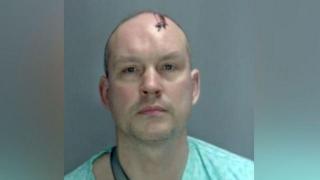 Bărbatul din Anglia şi-a ucis vecinul înjunghiindu-l de 17 ori