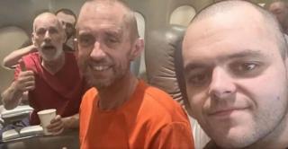 Zece străini, prizonieri de război, eliberaţi de ruși după un acord mediat de saudiți. Printre ei 5 britanici, unul condamnat la moarte