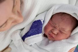 Guvernul dă 2.000 de lei mamelor cu bebeluși de până în 3 luni. Cum pot intra femeile în posesia tichetelor sociale