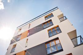 Un bărbat de 52 de ani s-a aruncat de la etajul 4 al unui bloc din Ploiești. Impactul cu solul i-a fost fatal