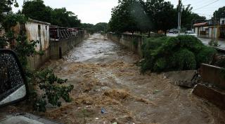 Ploi puternice au cauzat inundaţii în care au murit cel puţin şapte persoane la o reuniune religioasă la care participau aproape 40 de persoane